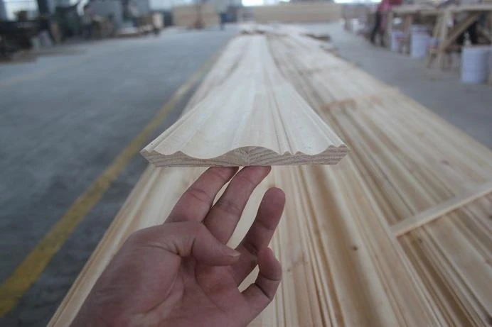 grondstof van grenen gieten raw material of pine moulding