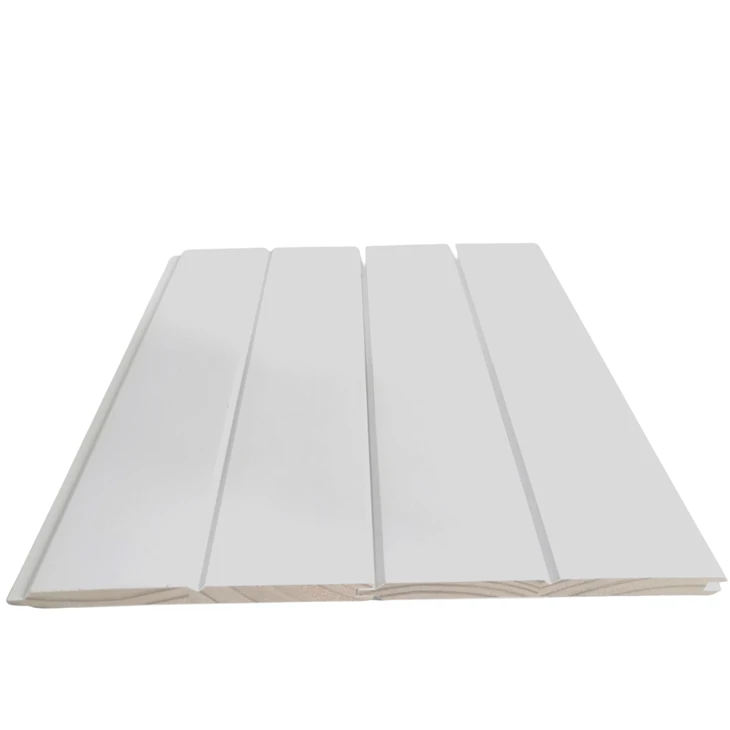 Voltooide houten scheepslap met witte primer voor de muur