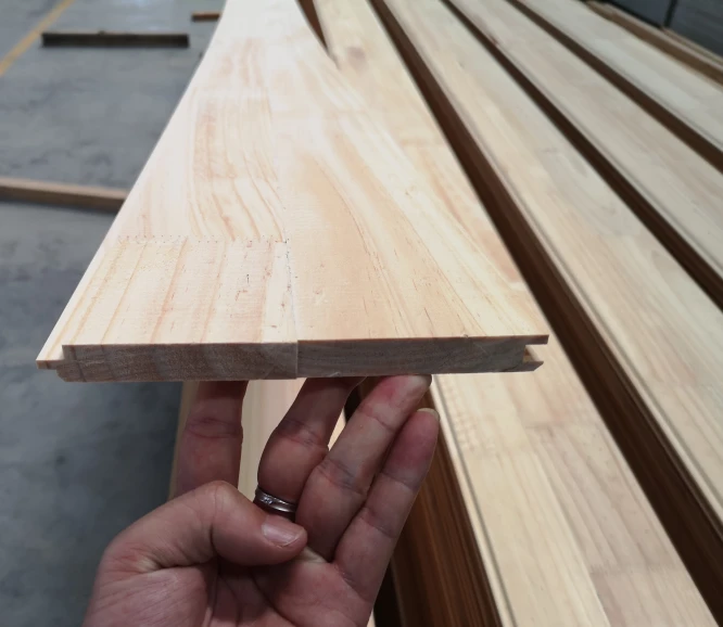 Voorgegrond FJ grenenhout T&G Shiplap