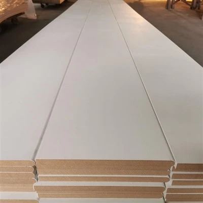 Voltooide MDF-sierlijsten plint
