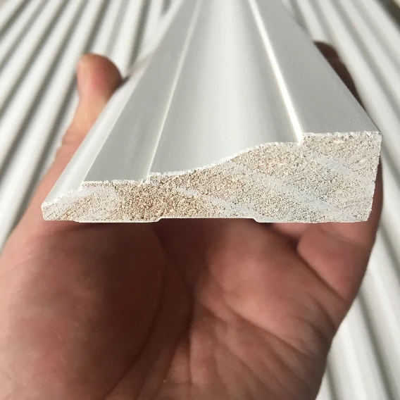 Chinese spar of Radiata-den met witte grondlaag voor deurbekleding
