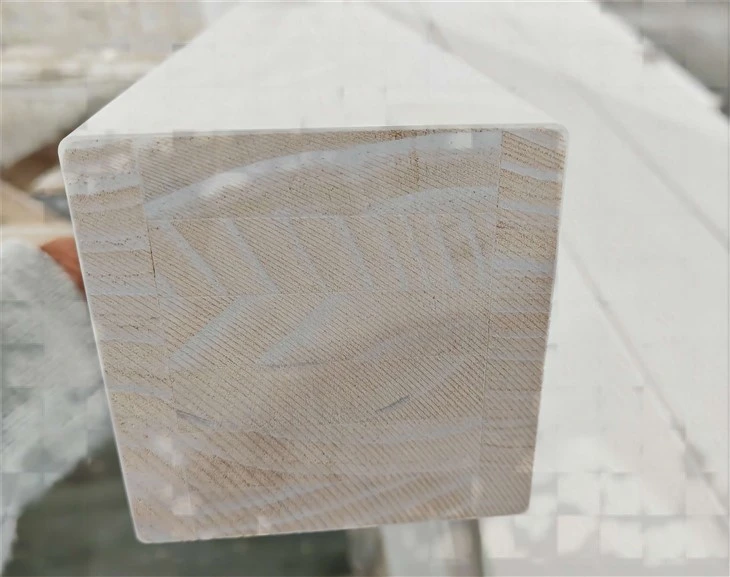 FJ Pine trap Newel-paal met witte grondlaag