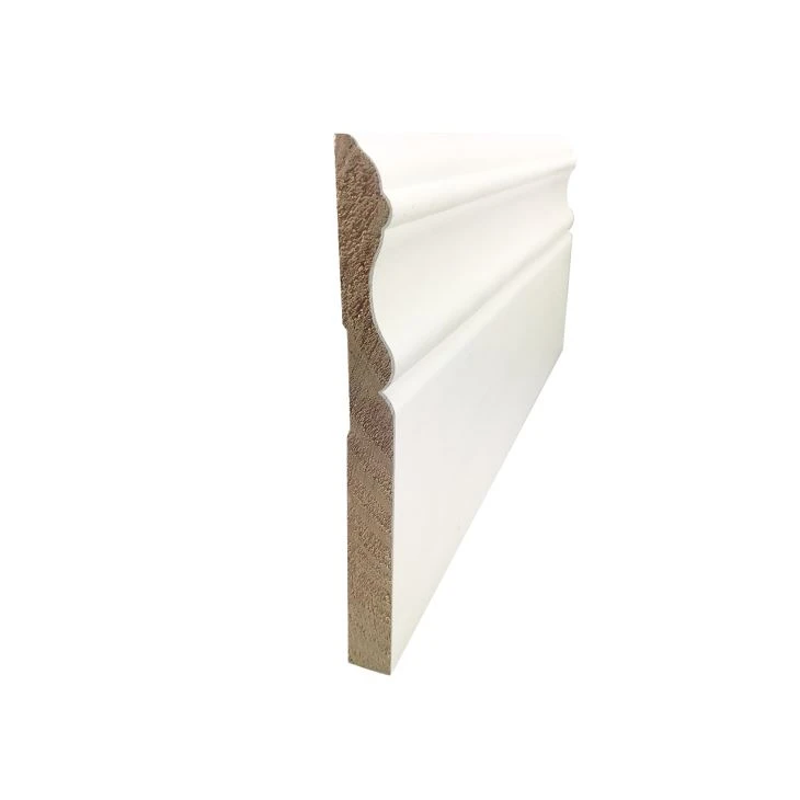 Witte primer grenen plint