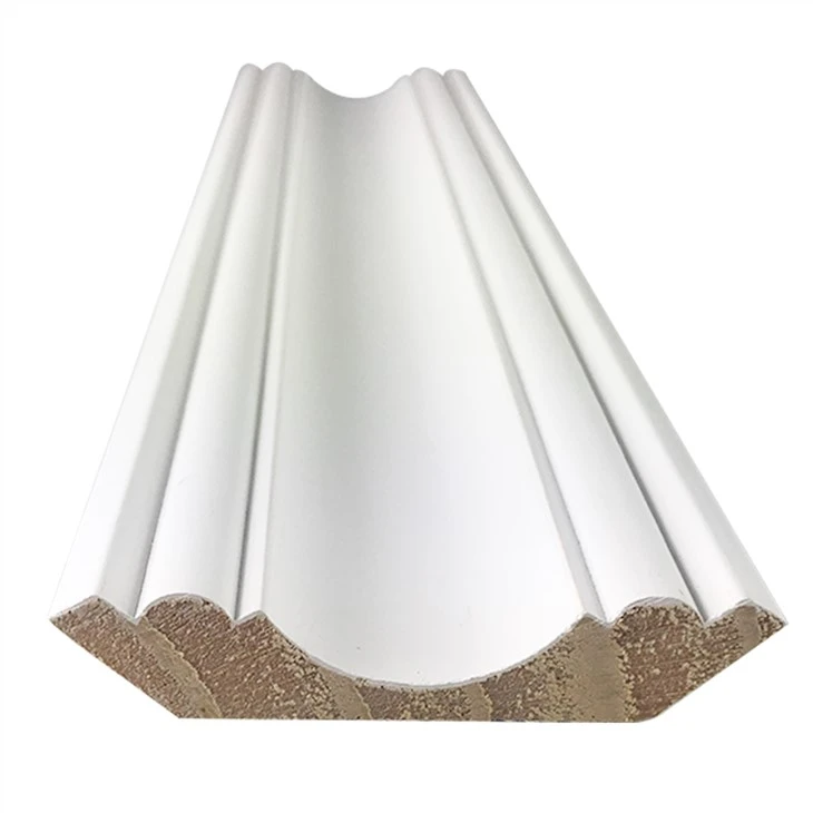 Kroonlijstplafond met witte primer en grenen afwerking