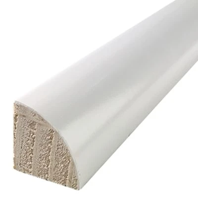 Witte geprimeerde plint